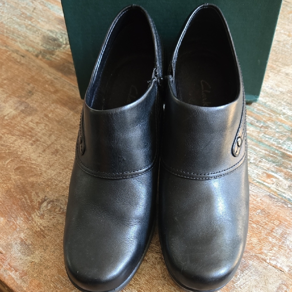 CLARKS "SUKIE" Black Leather ankle Bootie WMN SZ. 10 EUC (BOX)